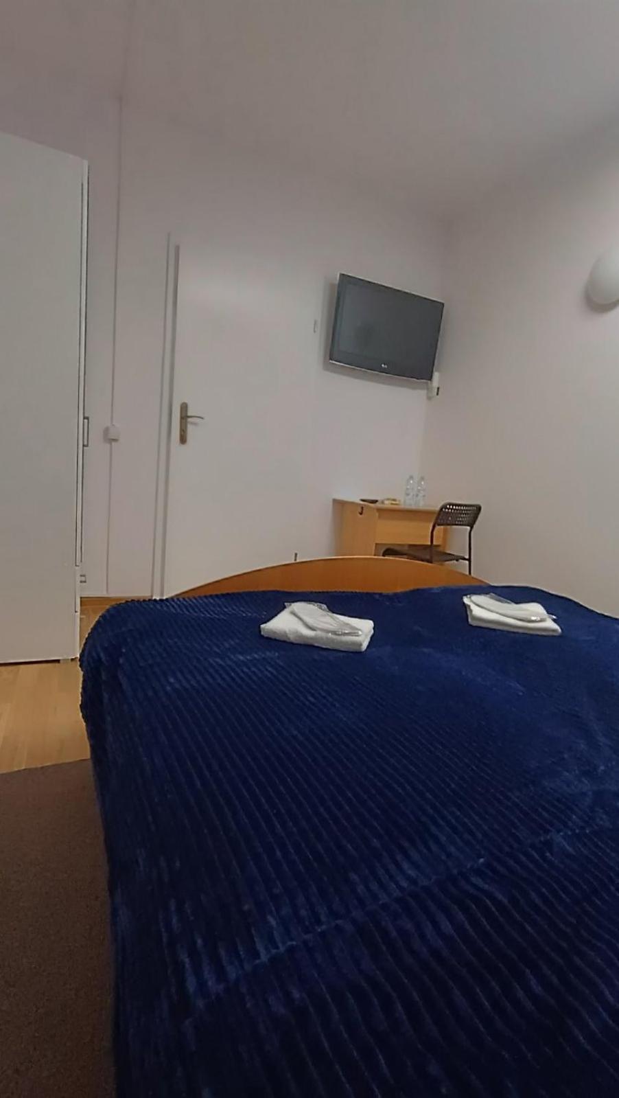 ורשה Saska Ochota Forest Guest House מראה חיצוני תמונה